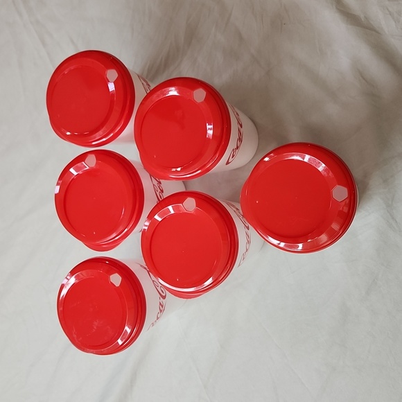 6 Plastic Cups with Lids with the Coca Cola logo - Picture 3 of 8